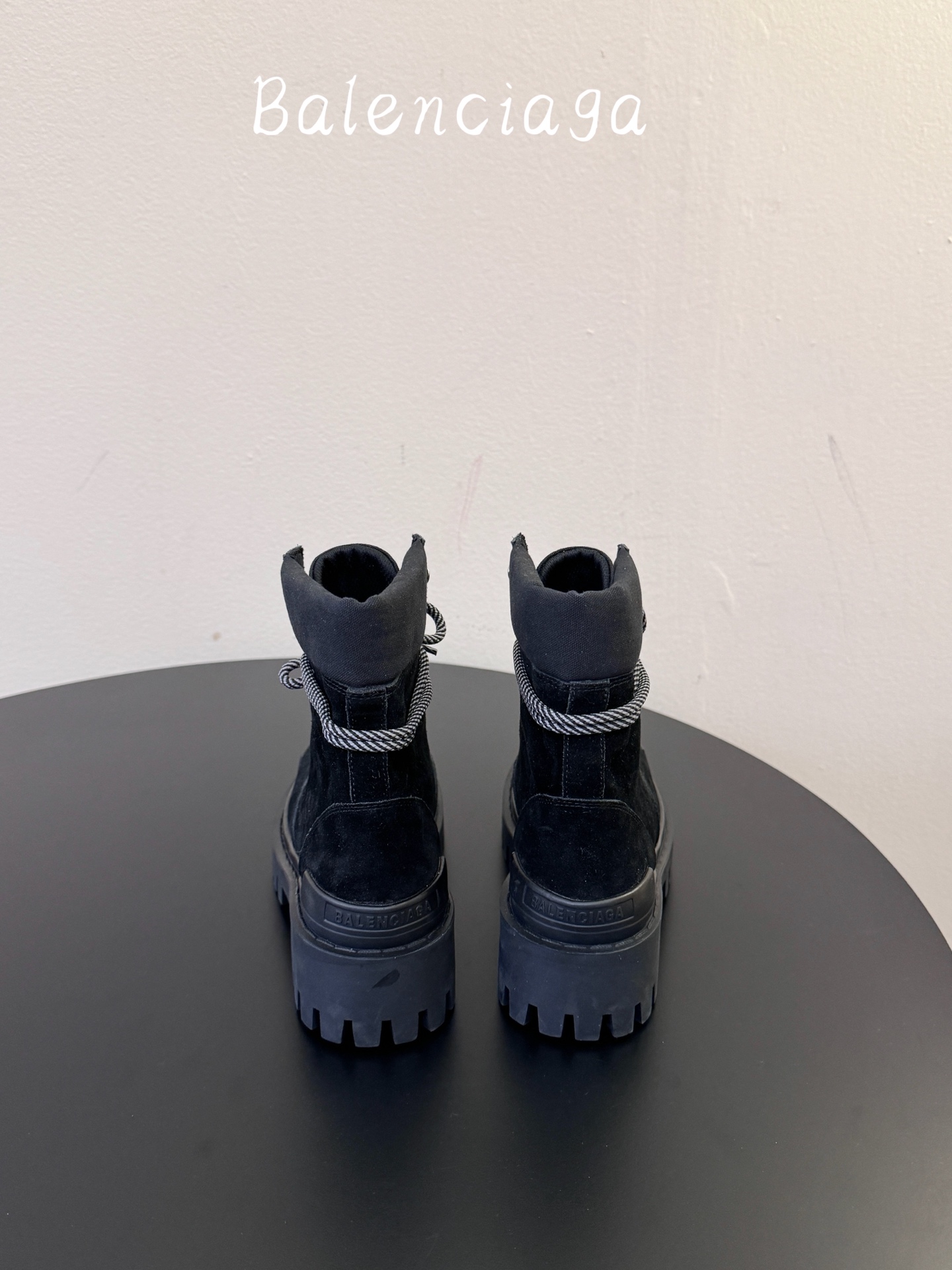 女款 男款➕20 Balenciaga 2026秋冬系列Combat Strike情侣款战靴,硬朗线条与整体造型融合,利 女款 男款➕20 Balenciaga 2026秋冬系列Combat Strike情侣款战靴,硬朗线条与整体造型融合,利