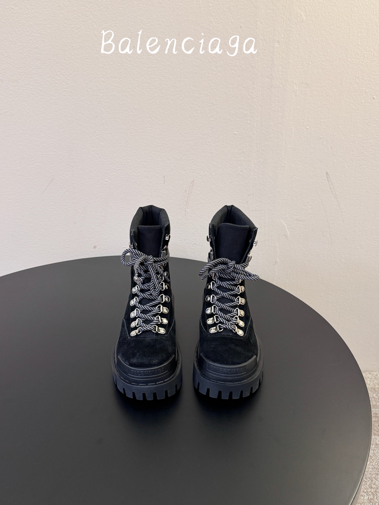 女款 男款➕20 Balenciaga 2026秋冬系列Combat Strike情侣款战靴，硬朗线条与整体造型融合，利