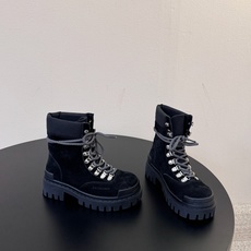 女款 男款➕20 Balenciaga 2026秋冬系列Combat Strike情侣款战靴,硬朗线条与整体造型融合,利 女款 男款➕20 Balenciaga 2026秋冬系列Combat Strike情侣款战靴,硬朗线条与整体造型融合,利