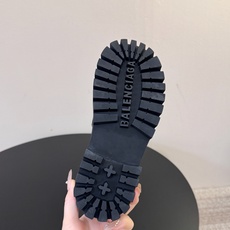 女款 男款➕20 Balenciaga 2026秋冬系列Combat Strike情侣款战靴,硬朗线条与整体造型融合,利 女款 男款➕20 Balenciaga 2026秋冬系列Combat Strike情侣款战靴,硬朗线条与整体造型融合,利