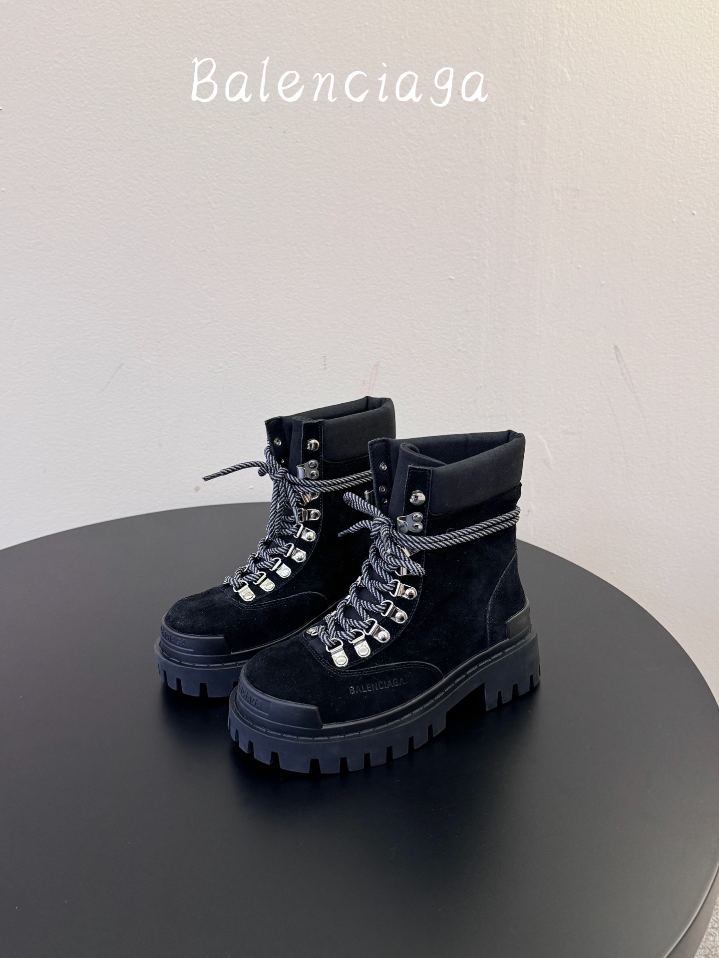 女款 男款➕20 Balenciaga 2026秋冬系列Combat Strike情侣款战靴,硬朗线条与整体造型融合,利 女款 男款➕20 Balenciaga 2026秋冬系列Combat Strike情侣款战靴,硬朗线条与整体造型融合,利