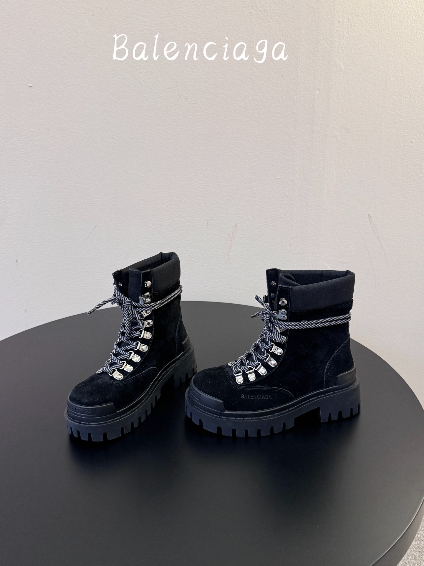 女款 男款➕20 Balenciaga 2026秋冬系列Combat Strike情侣款战靴,硬朗线条与整体造型融合,利 女款 男款➕20 Balenciaga 2026秋冬系列Combat Strike情侣款战靴,硬朗线条与整体造型融合,利