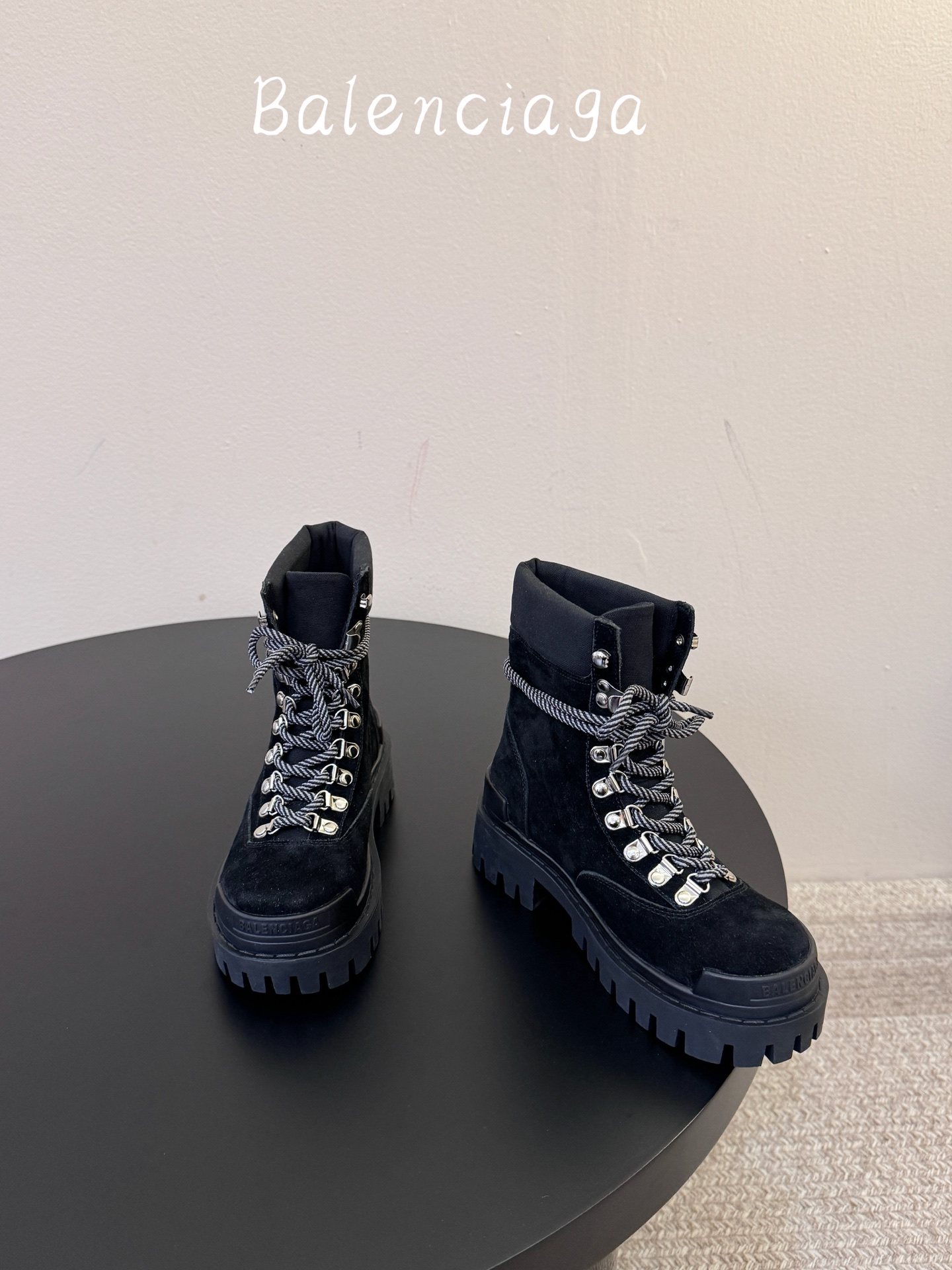 女款 男款➕20 Balenciaga 2026秋冬系列Combat Strike情侣款战靴,硬朗线条与整体造型融合,利 女款 男款➕20 Balenciaga 2026秋冬系列Combat Strike情侣款战靴,硬朗线条与整体造型融合,利