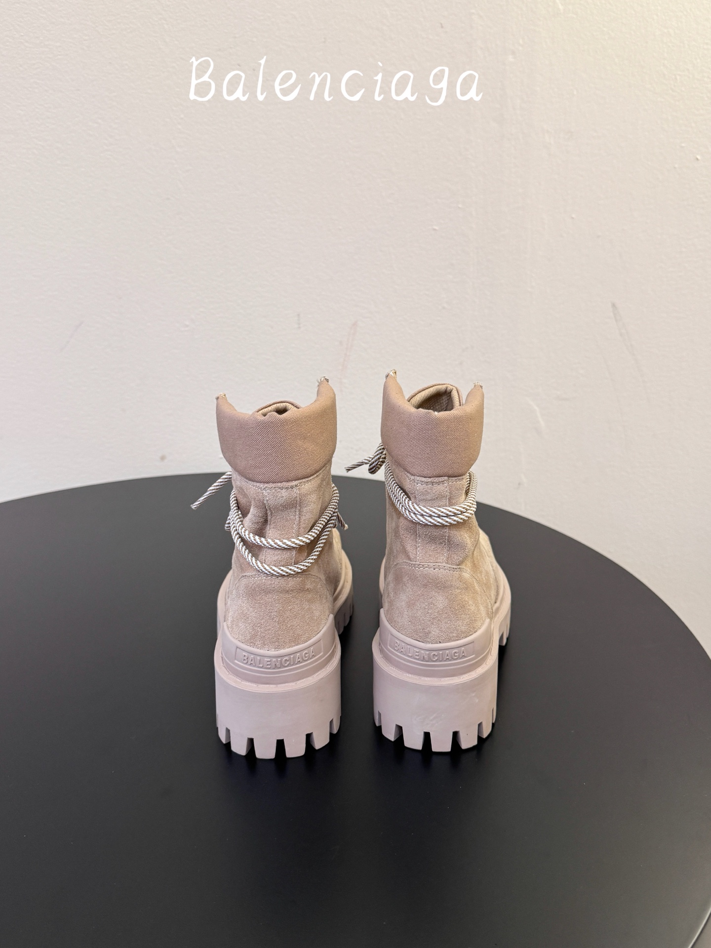 女款 男款➕20 Balenciaga 2026秋冬系列Combat Strike情侣款战靴,硬朗线条与整体造型融合,利 女款 男款➕20 Balenciaga 2026秋冬系列Combat Strike情侣款战靴,硬朗线条与整体造型融合,利