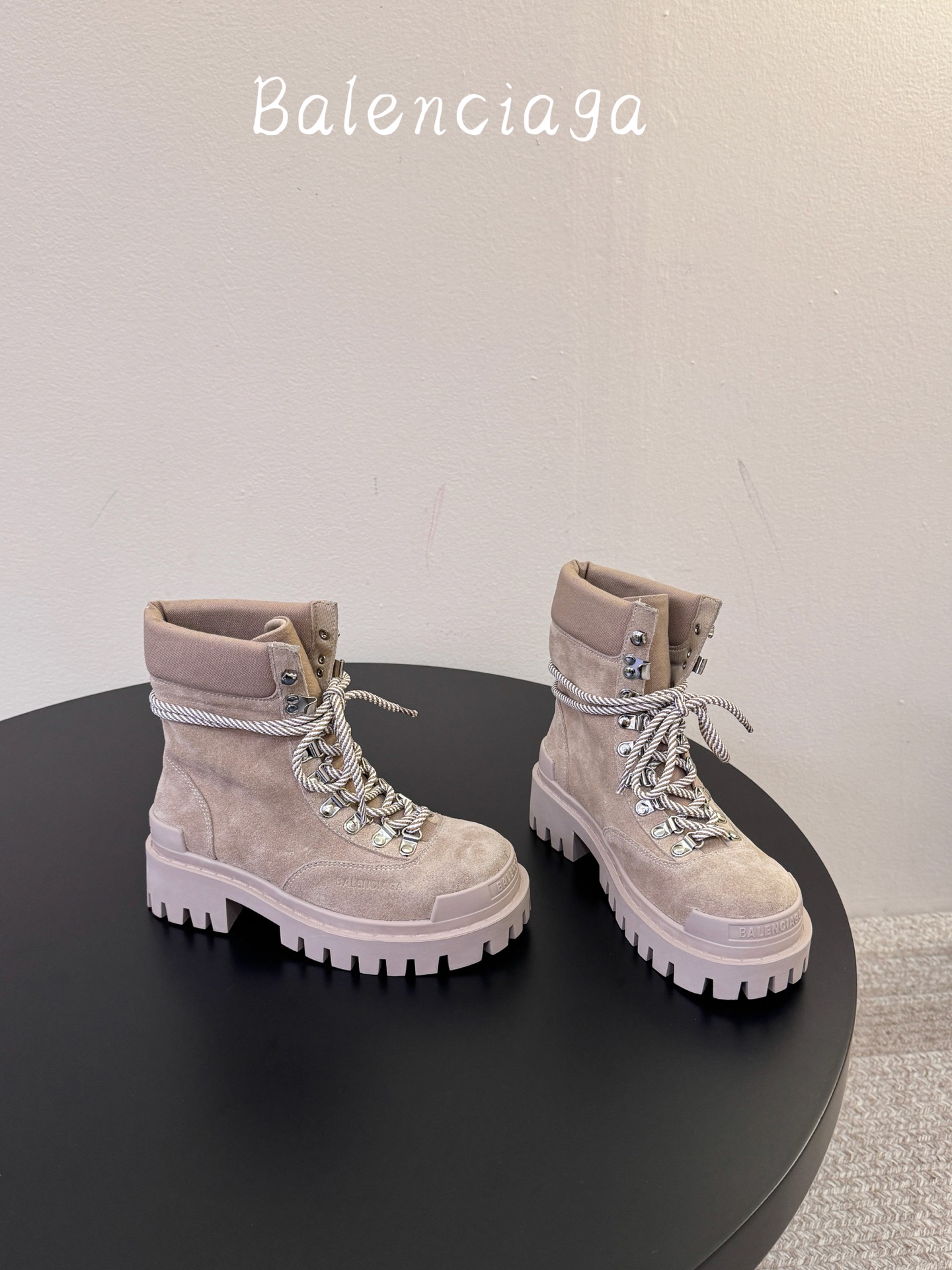 女款 男款➕20 Balenciaga 2026秋冬系列Combat Strike情侣款战靴,硬朗线条与整体造型融合,利 女款 男款➕20 Balenciaga 2026秋冬系列Combat Strike情侣款战靴,硬朗线条与整体造型融合,利