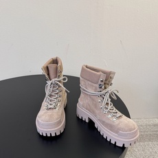 女款 男款➕20 Balenciaga 2026秋冬系列Combat Strike情侣款战靴,硬朗线条与整体造型融合,利 女款 男款➕20 Balenciaga 2026秋冬系列Combat Strike情侣款战靴,硬朗线条与整体造型融合,利