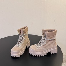 女款 男款➕20 Balenciaga 2026秋冬系列Combat Strike情侣款战靴,硬朗线条与整体造型融合,利 女款 男款➕20 Balenciaga 2026秋冬系列Combat Strike情侣款战靴,硬朗线条与整体造型融合,利