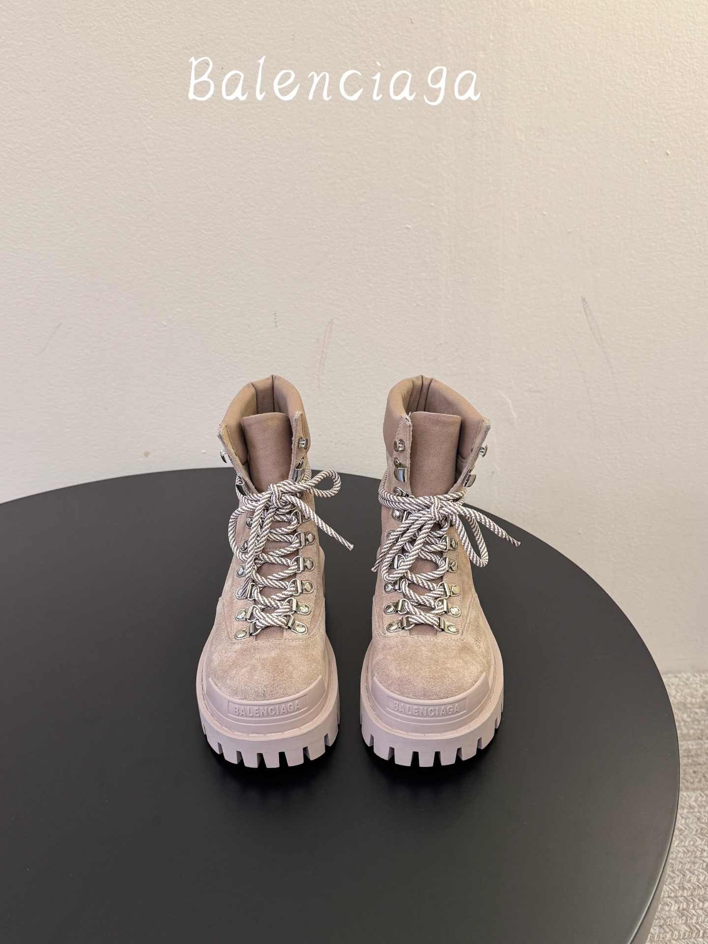 女款 男款➕20 Balenciaga 2026秋冬系列Combat Strike情侣款战靴，硬朗线条与整体造型融合，利