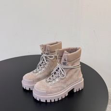 女款 男款➕20 Balenciaga 2026秋冬系列Combat Strike情侣款战靴,硬朗线条与整体造型融合,利 女款 男款➕20 Balenciaga 2026秋冬系列Combat Strike情侣款战靴,硬朗线条与整体造型融合,利