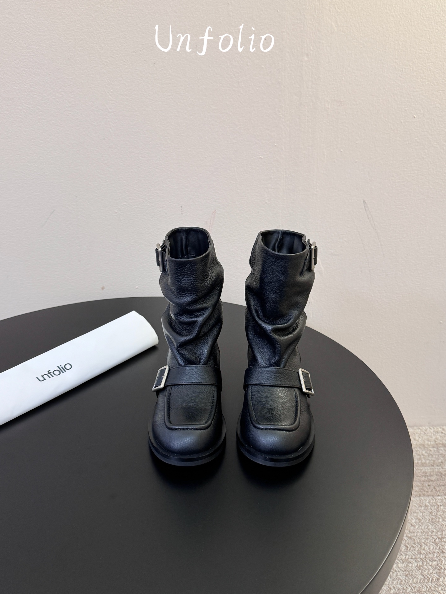 unfolio26秋冬上新,「Marfa」系列的灵感源自经典工程师靴的硬朗基因,以工装靴与机车靴为蓝本,保留标志性双搭扣 unfolio26秋冬上新,「Marfa」系列的灵感源自经典工程师靴的硬朗基因,以工装靴与机车靴为蓝本,保留标志性双搭扣
