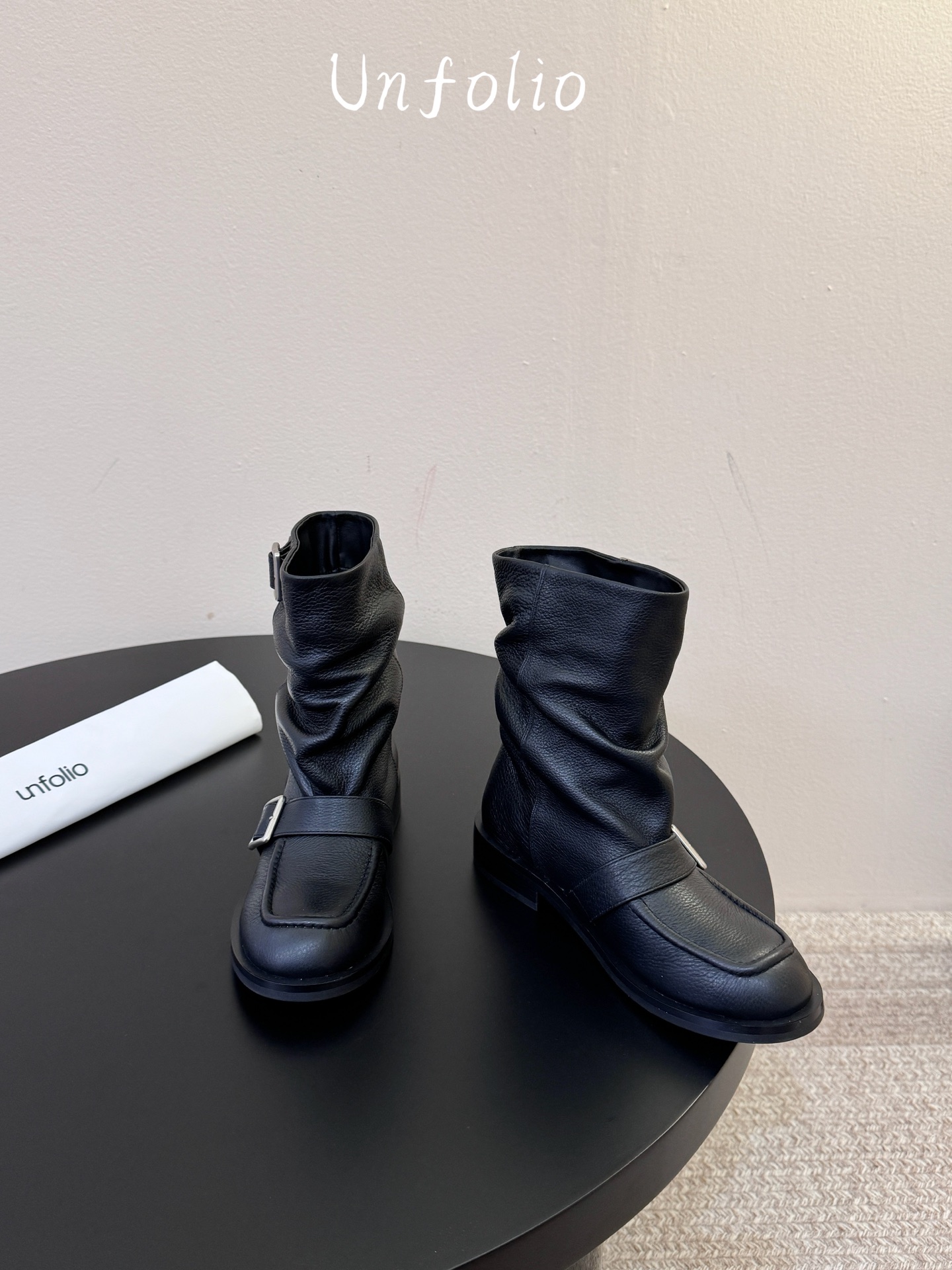 unfolio26秋冬上新，「Marfa」系列的灵感源自经典工程师靴的硬朗基因，以工装靴与机车靴为蓝本，保留标志性双搭扣