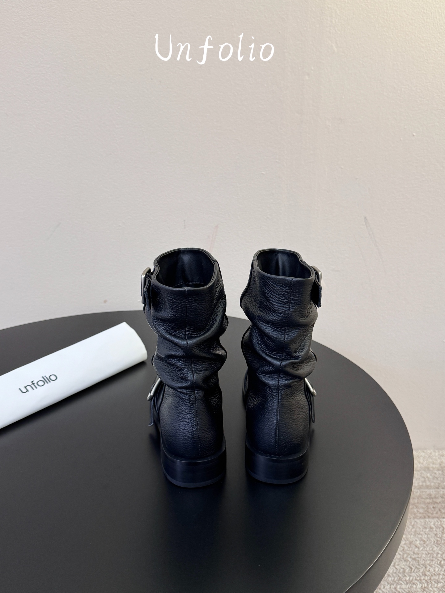 unfolio26秋冬上新，「Marfa」系列的灵感源自经典工程师靴的硬朗基因，以工装靴与机车靴为蓝本，保留标志性双搭扣