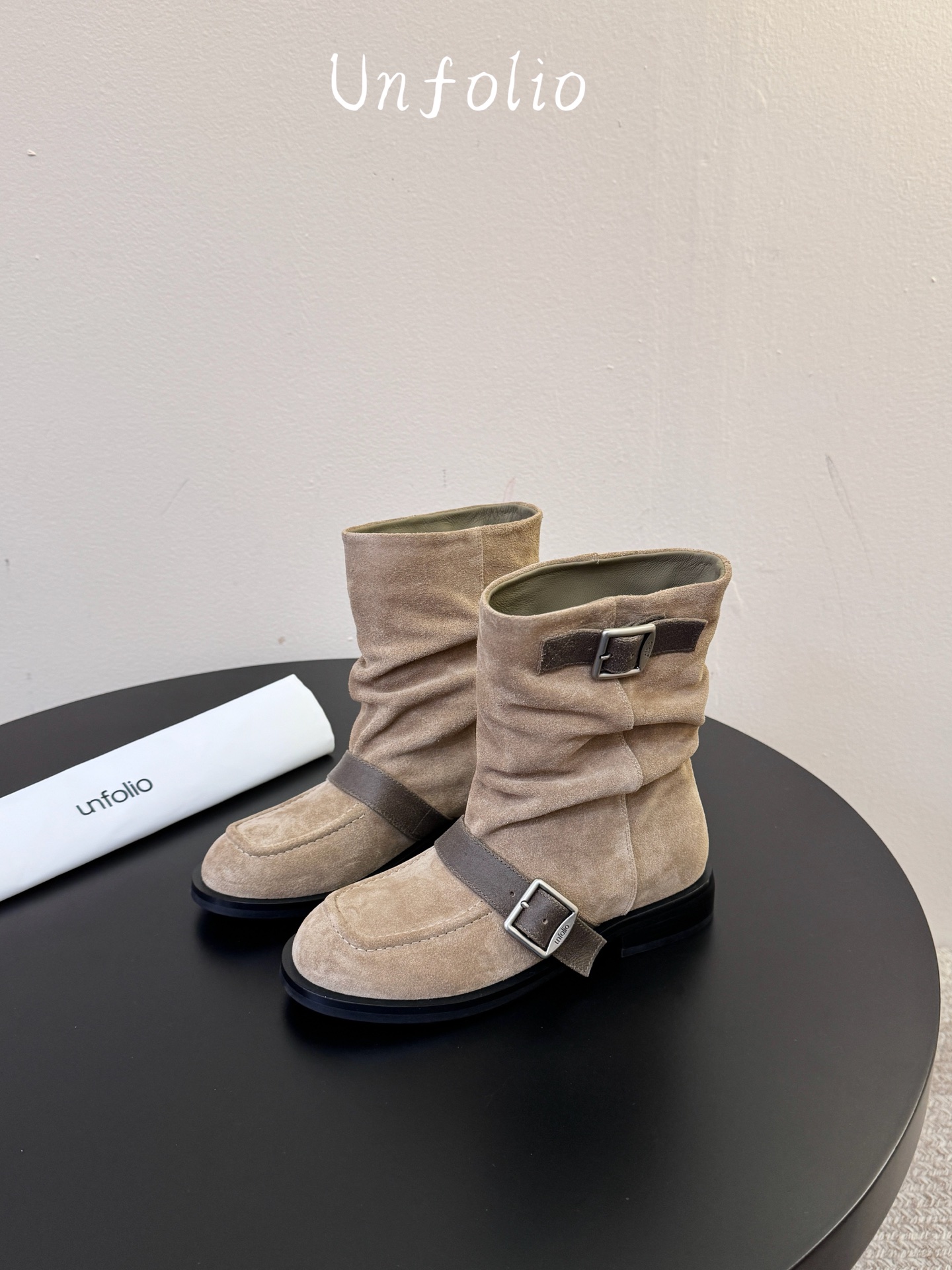 unfolio26秋冬上新，「Marfa」系列的灵感源自经典工程师靴的硬朗基因，以工装靴与机车靴为蓝本，保留标志性双搭扣