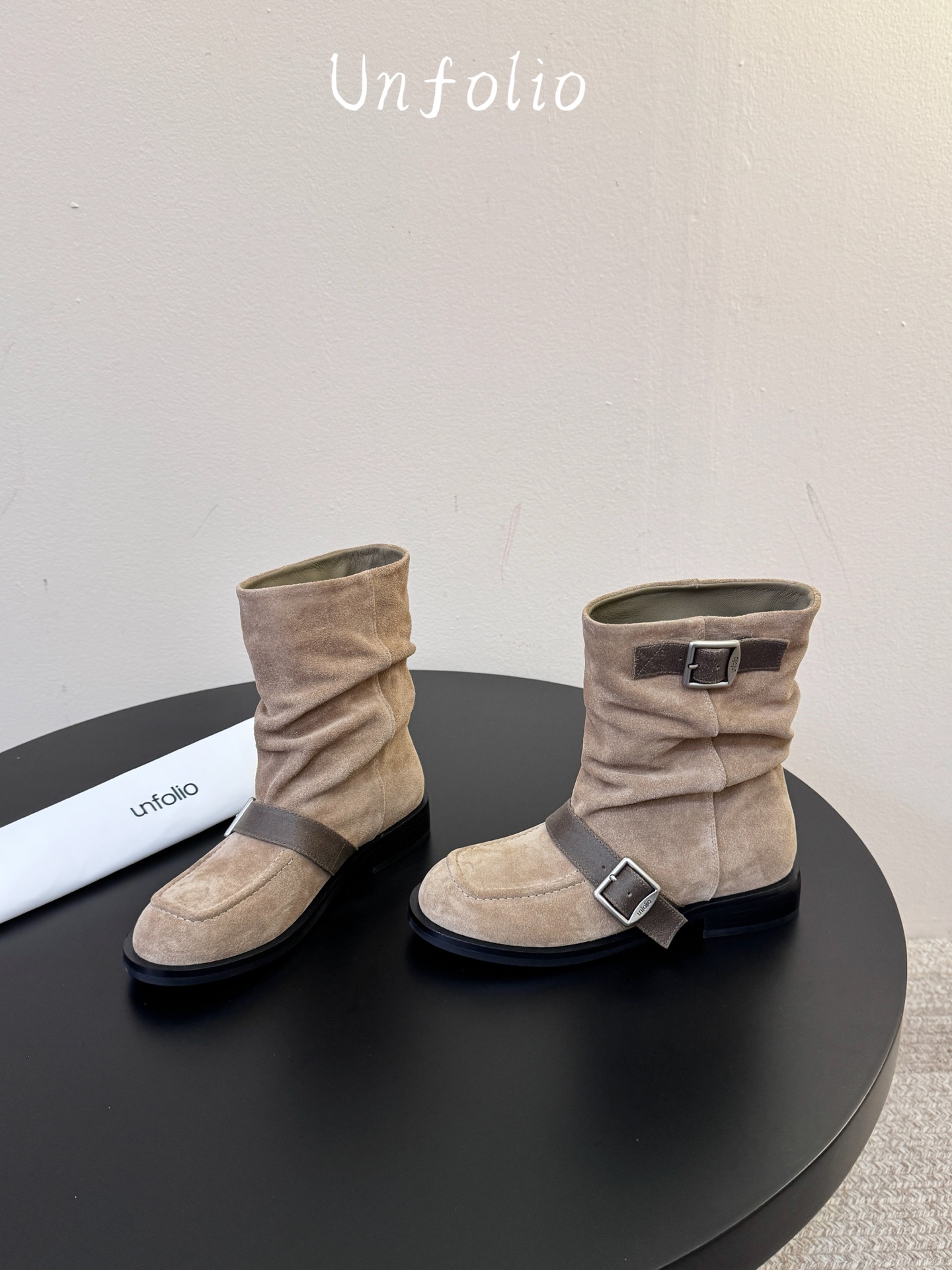 unfolio26秋冬上新，「Marfa」系列的灵感源自经典工程师靴的硬朗基因，以工装靴与机车靴为蓝本，保留标志性双搭扣