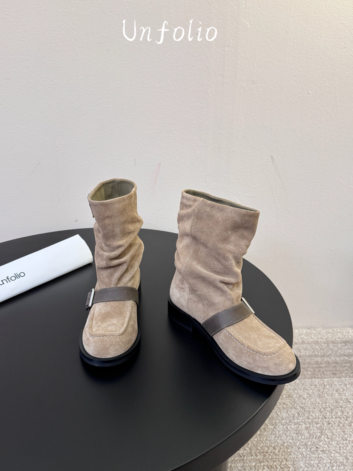 unfolio26秋冬上新，「Marfa」系列的灵感源自经典工程师靴的硬朗基因，以工装靴与机车靴为蓝本，保留标志性双搭扣