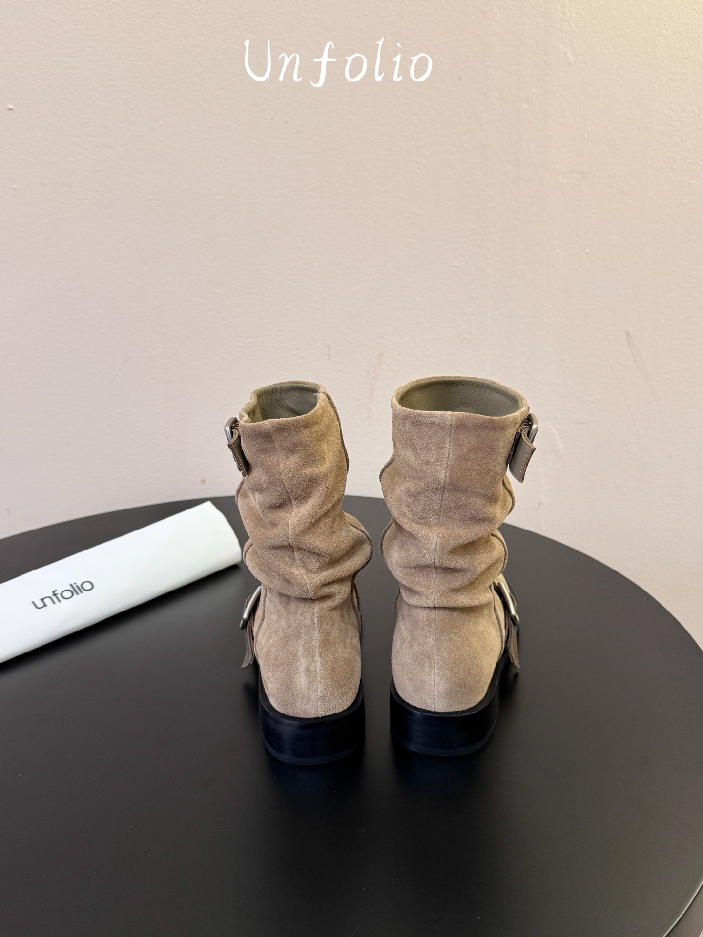 unfolio26秋冬上新，「Marfa」系列的灵感源自经典工程师靴的硬朗基因，以工装靴与机车靴为蓝本，保留标志性双搭扣