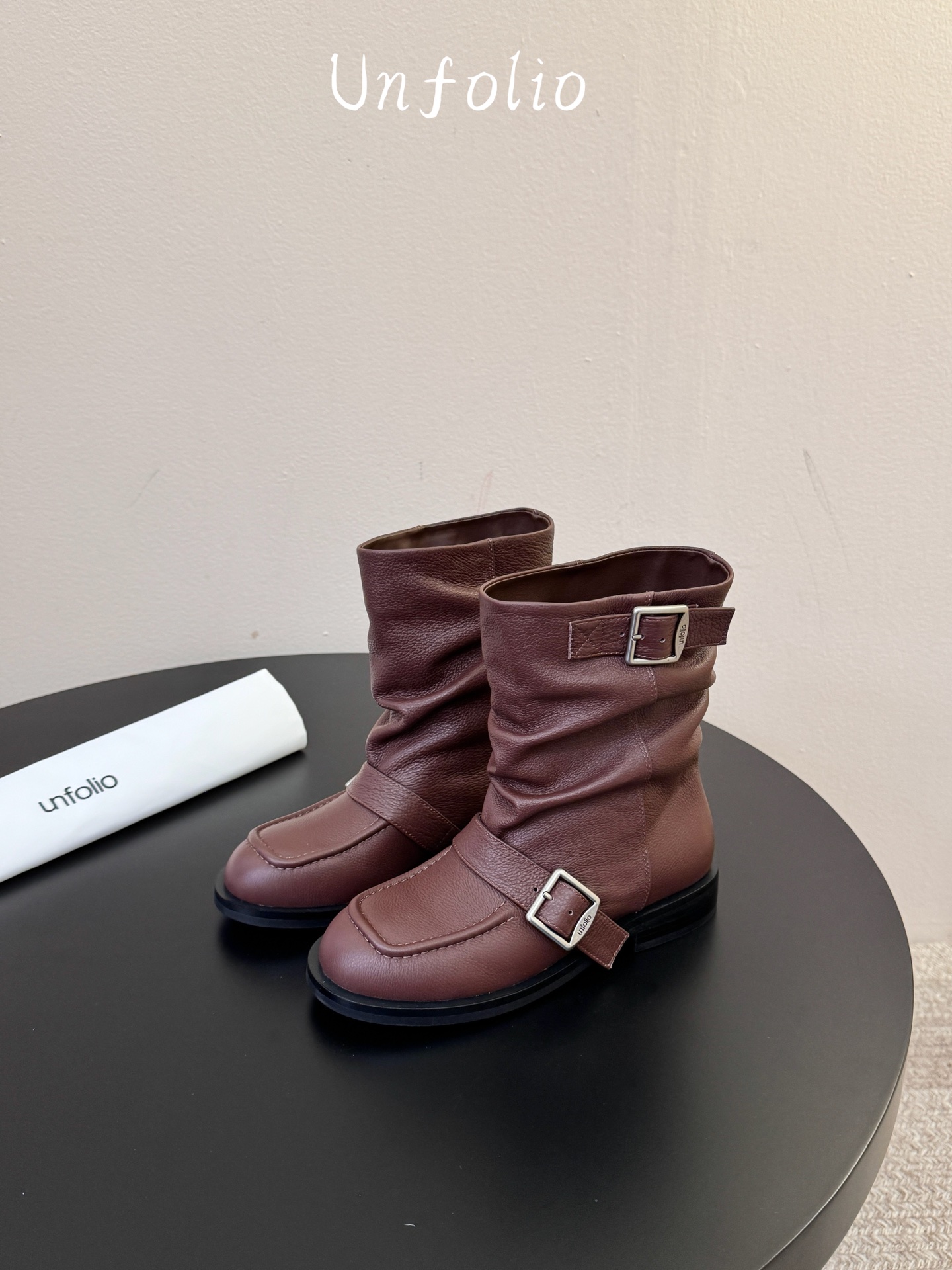 unfolio26秋冬上新，「Marfa」系列的灵感源自经典工程师靴的硬朗基因，以工装靴与机车靴为蓝本，保留标志性双搭扣