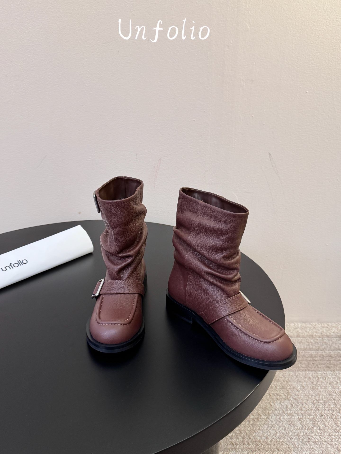 unfolio26秋冬上新，「Marfa」系列的灵感源自经典工程师靴的硬朗基因，以工装靴与机车靴为蓝本，保留标志性双搭扣