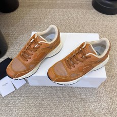 Celin*26ss夏季新款复古休闲老爹鞋 自带清冷极简的复古质感,柔和的色调干净耐看,鞋型线条流畅利落,低调高级的氛围 Celin*26ss夏季新款复古休闲老爹鞋 自带清冷极简的复古质感,柔和的色调干净耐看,鞋型线条流畅利落,低调高级的氛围