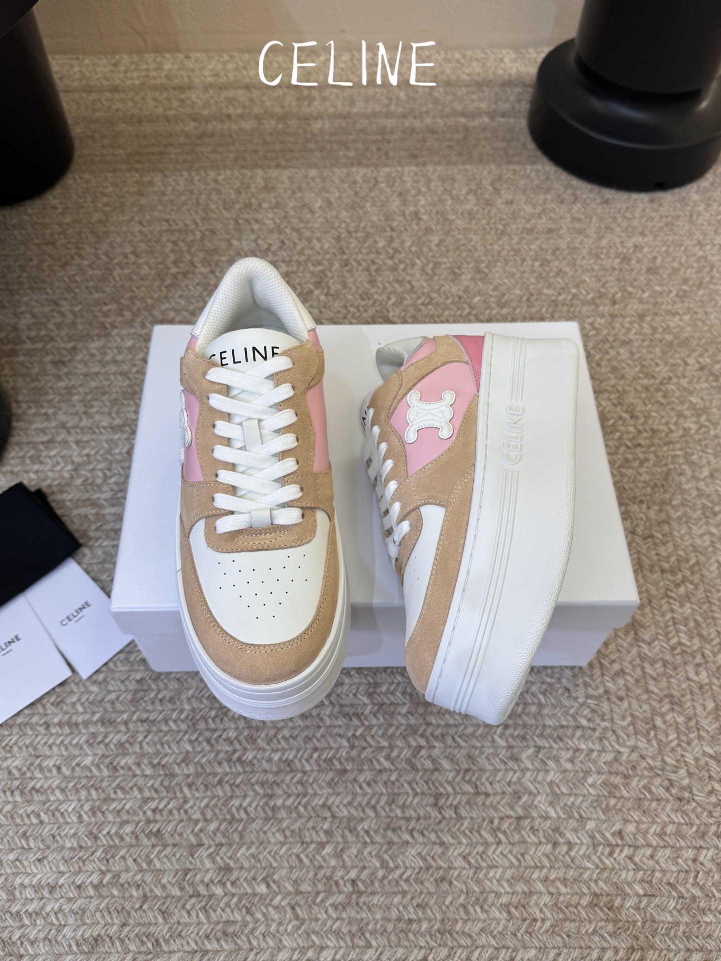 Celin*经典款厚底运动鞋小白鞋休闲鞋 经典低帮板鞋轮廓,线条简约利落,推出纯白、米灰拼色、焦糖拼色三款配色,兼顾极简 Celin*经典款厚底运动鞋小白鞋休闲鞋 经典低帮板鞋轮廓,线条简约利落,推出纯白、米灰拼色、焦糖拼色三款配色,兼顾极简