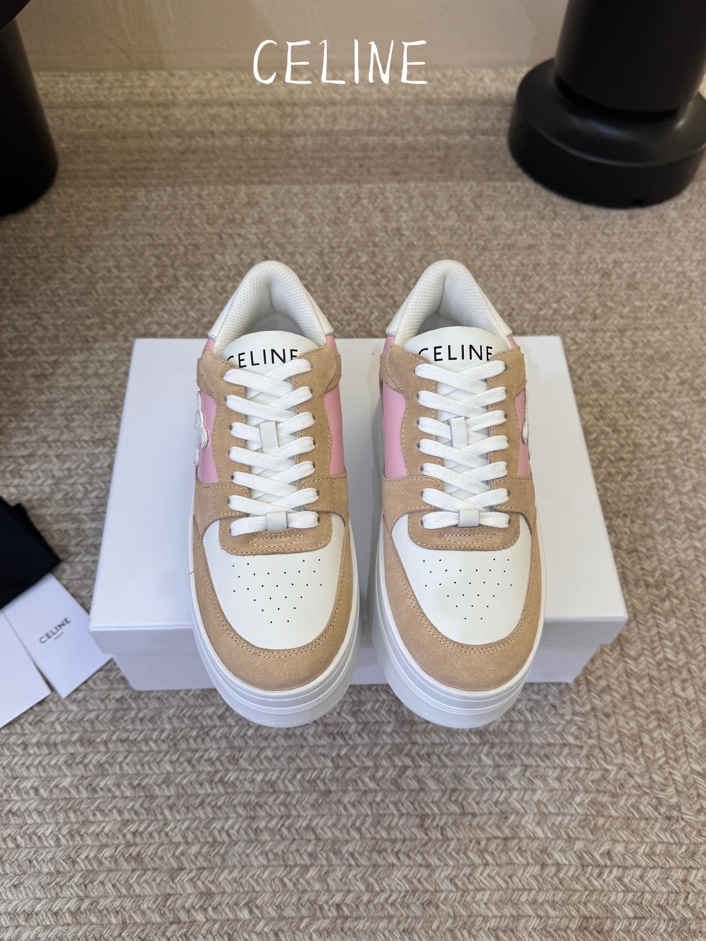 Celin*经典款厚底运动鞋小白鞋休闲鞋 经典低帮板鞋轮廓，线条简约利落，推出纯白、米灰拼色、焦糖拼色三款配色，兼顾极简