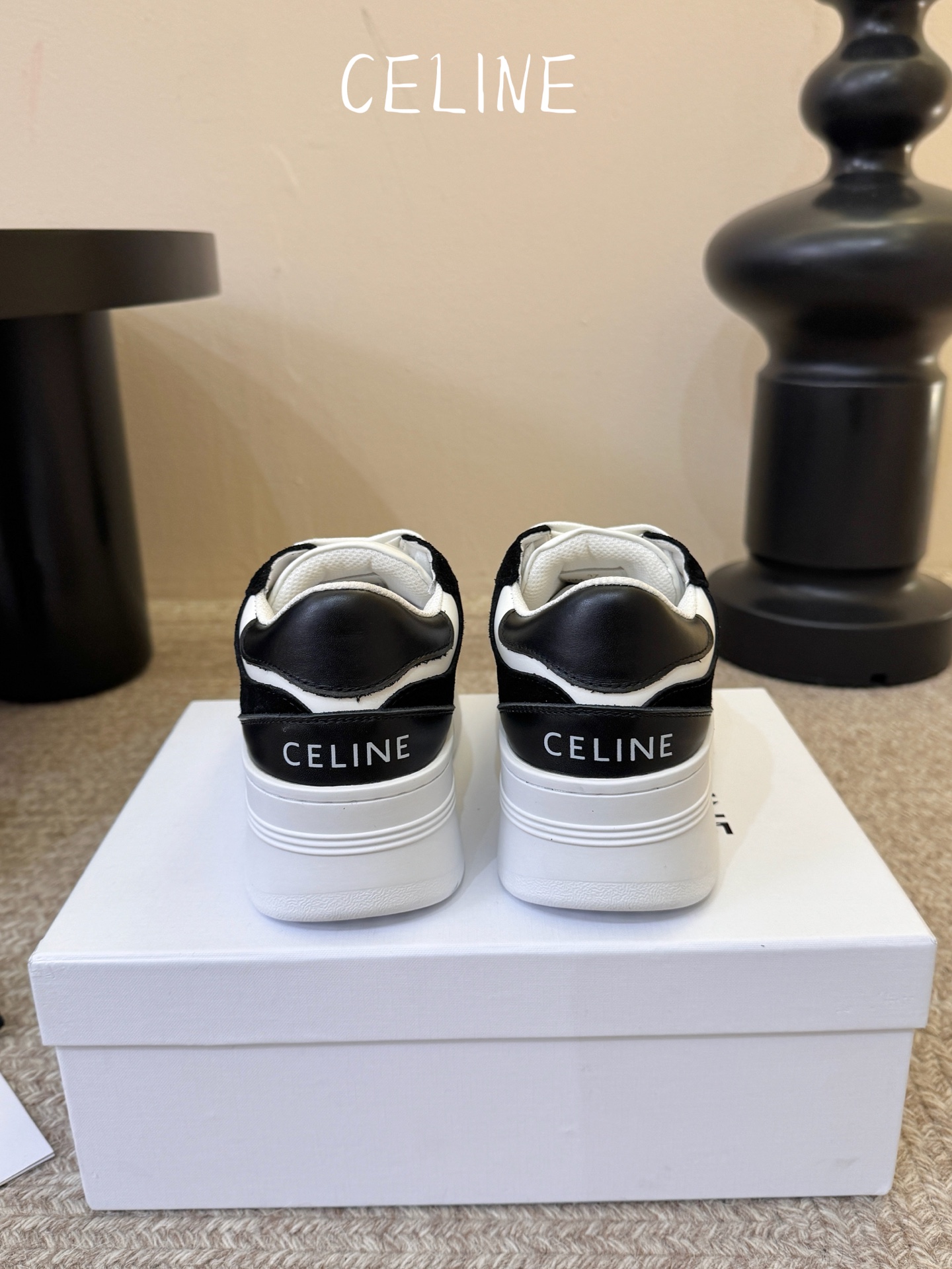 Celin*经典款厚底运动鞋小白鞋休闲鞋 经典低帮板鞋轮廓,线条简约利落,推出纯白、米灰拼色、焦糖拼色三款配色,兼顾极简 Celin*经典款厚底运动鞋小白鞋休闲鞋 经典低帮板鞋轮廓,线条简约利落,推出纯白、米灰拼色、焦糖拼色三款配色,兼顾极简