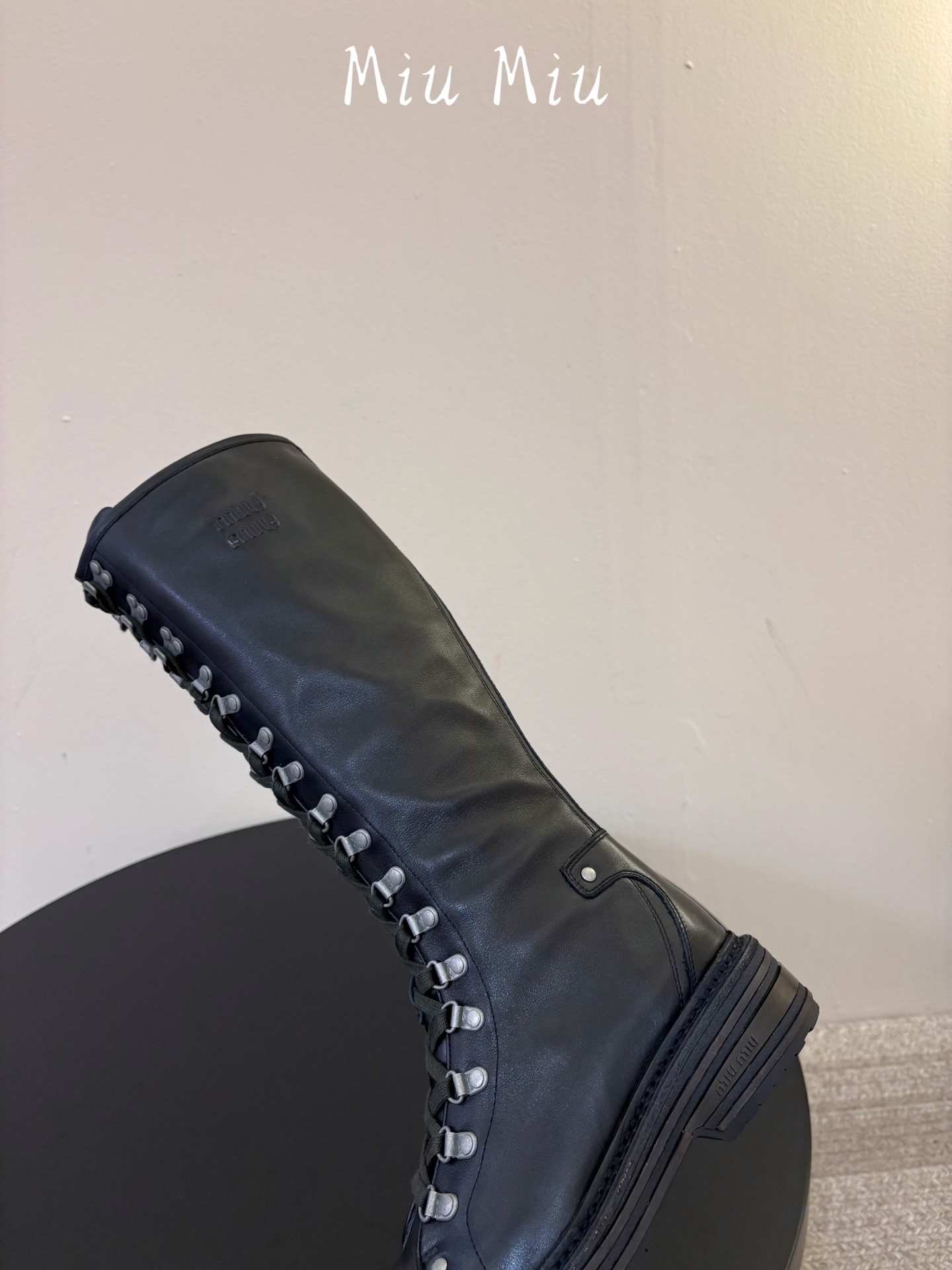 顶级 miumiu fw26 ne arrival～ miu家26秋冬短靴新品！款式是狠基础的短款机车靴，但是细节满满，