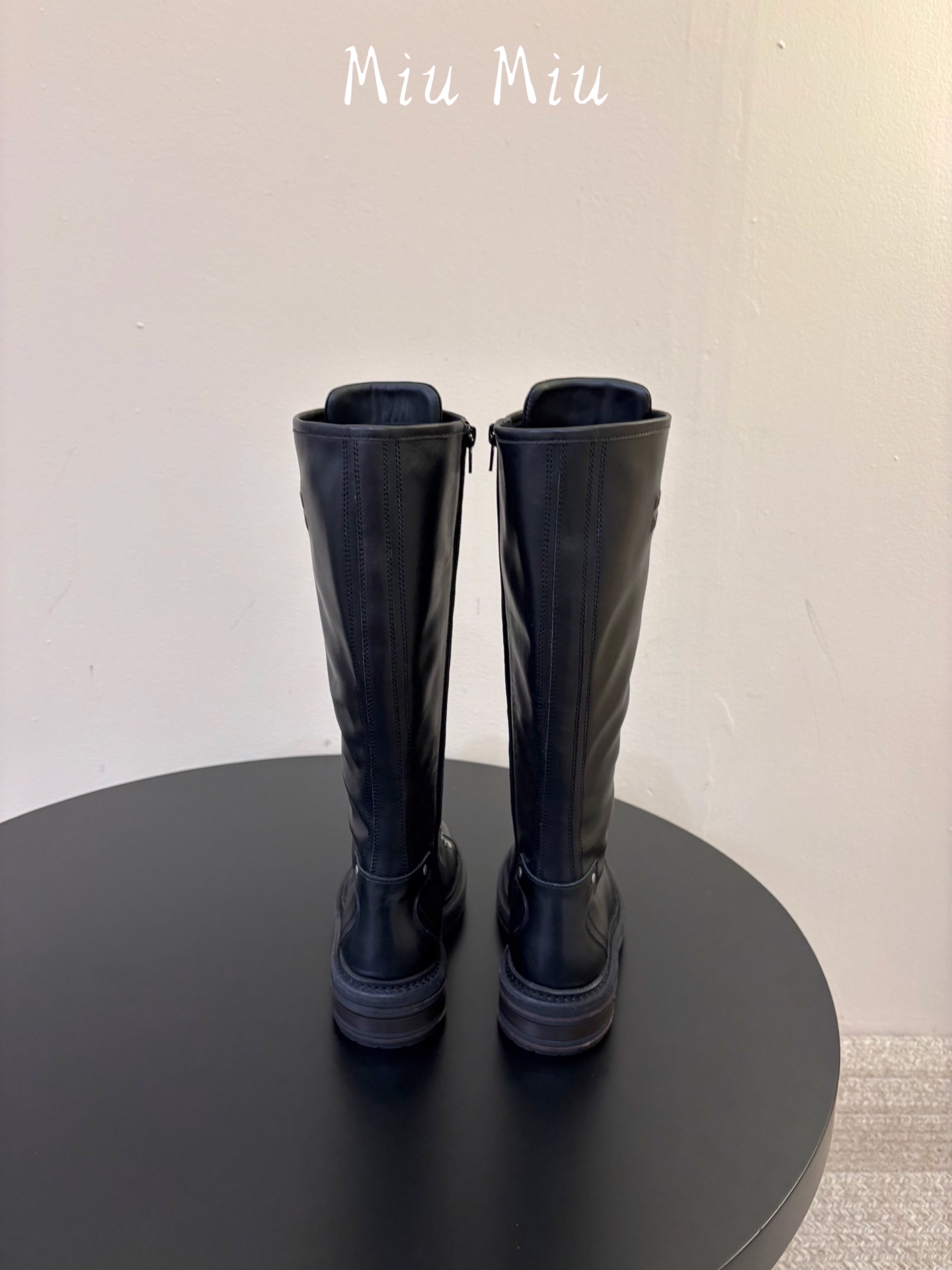 顶级 miumiu fw26 ne arrival～ miu家26秋冬短靴新品！款式是狠基础的短款机车靴，但是细节满满，