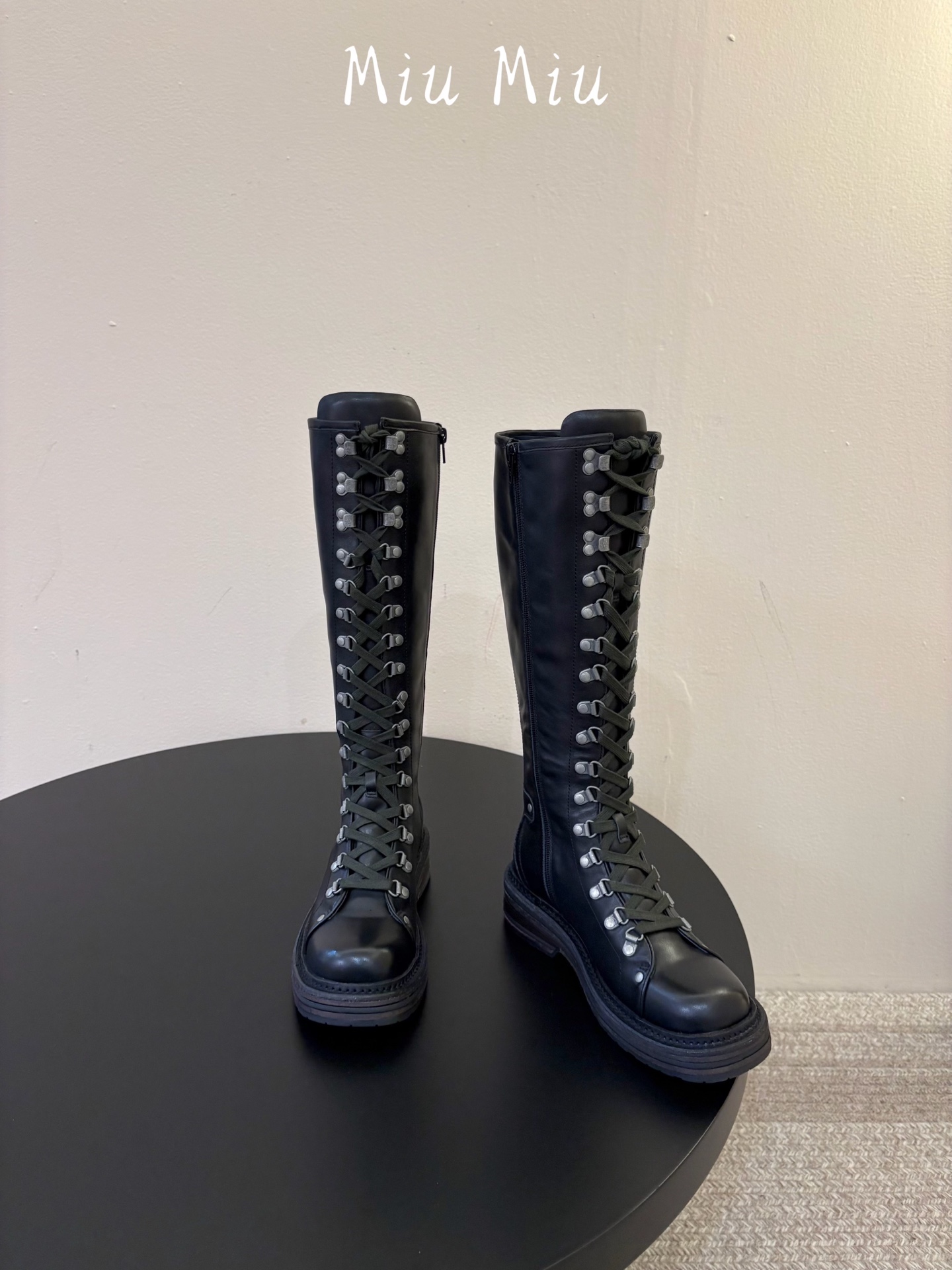 顶级 miumiu fw26 ne arrival～ miu家26秋冬短靴新品！款式是狠基础的短款机车靴，但是细节满满，