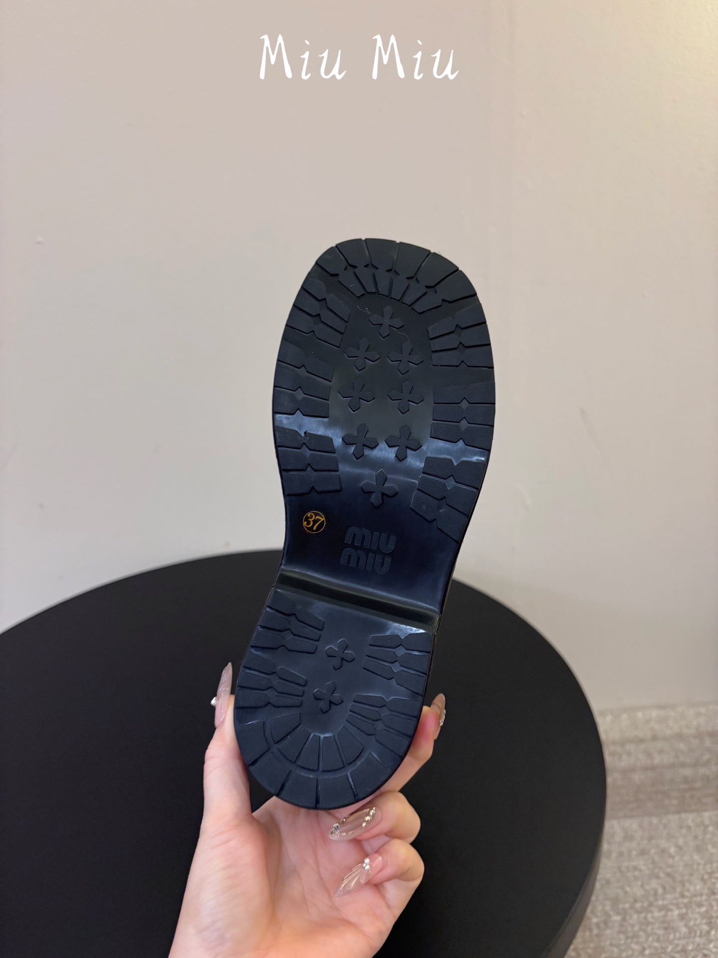 顶级 miumiu fw26 ne arrival～ miu家26秋冬短靴新品！款式是狠基础的短款机车靴，但是细节满满，
