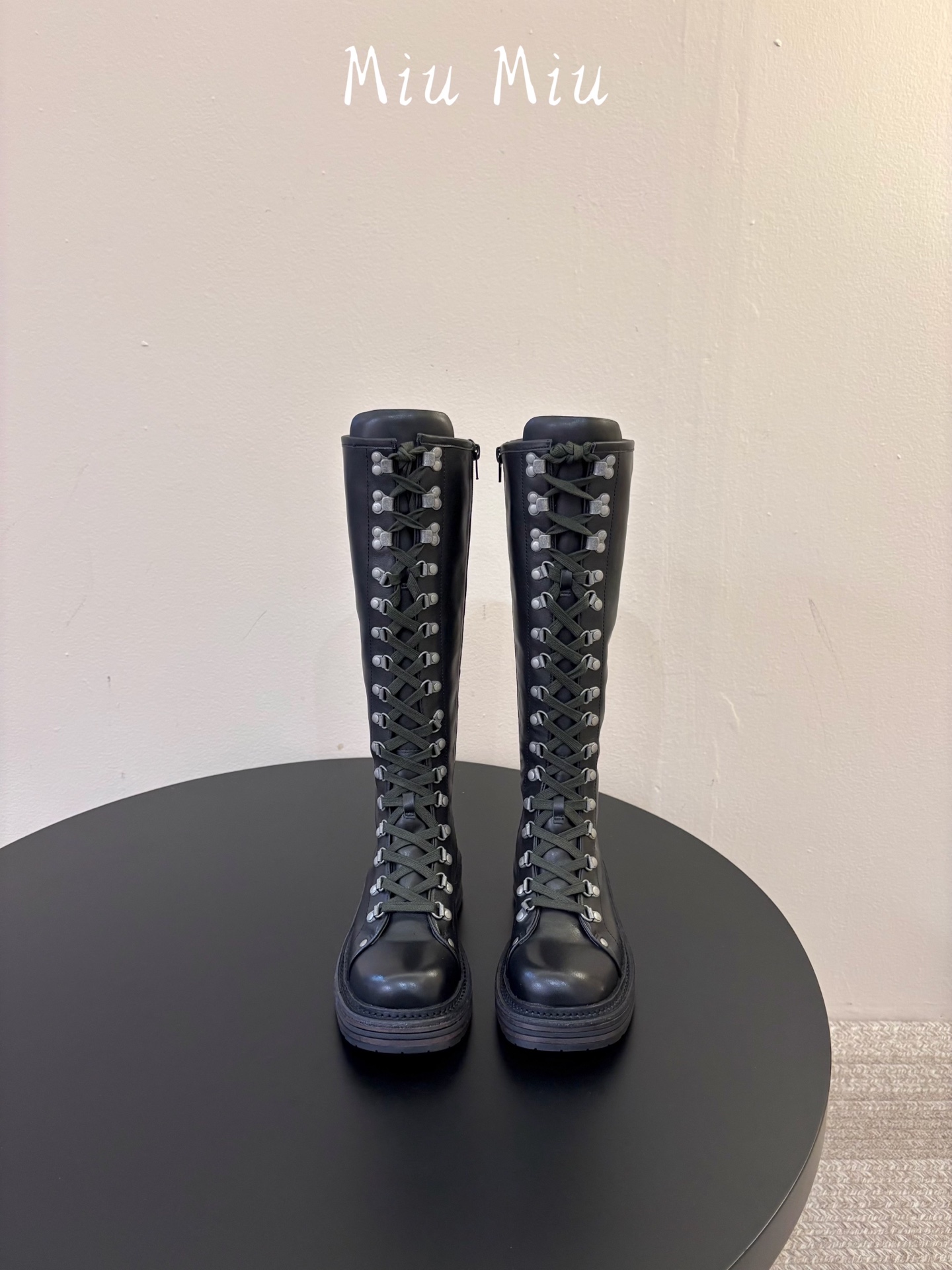 顶级 miumiu fw26 ne arrival～ miu家26秋冬短靴新品！款式是狠基础的短款机车靴，但是细节满满，