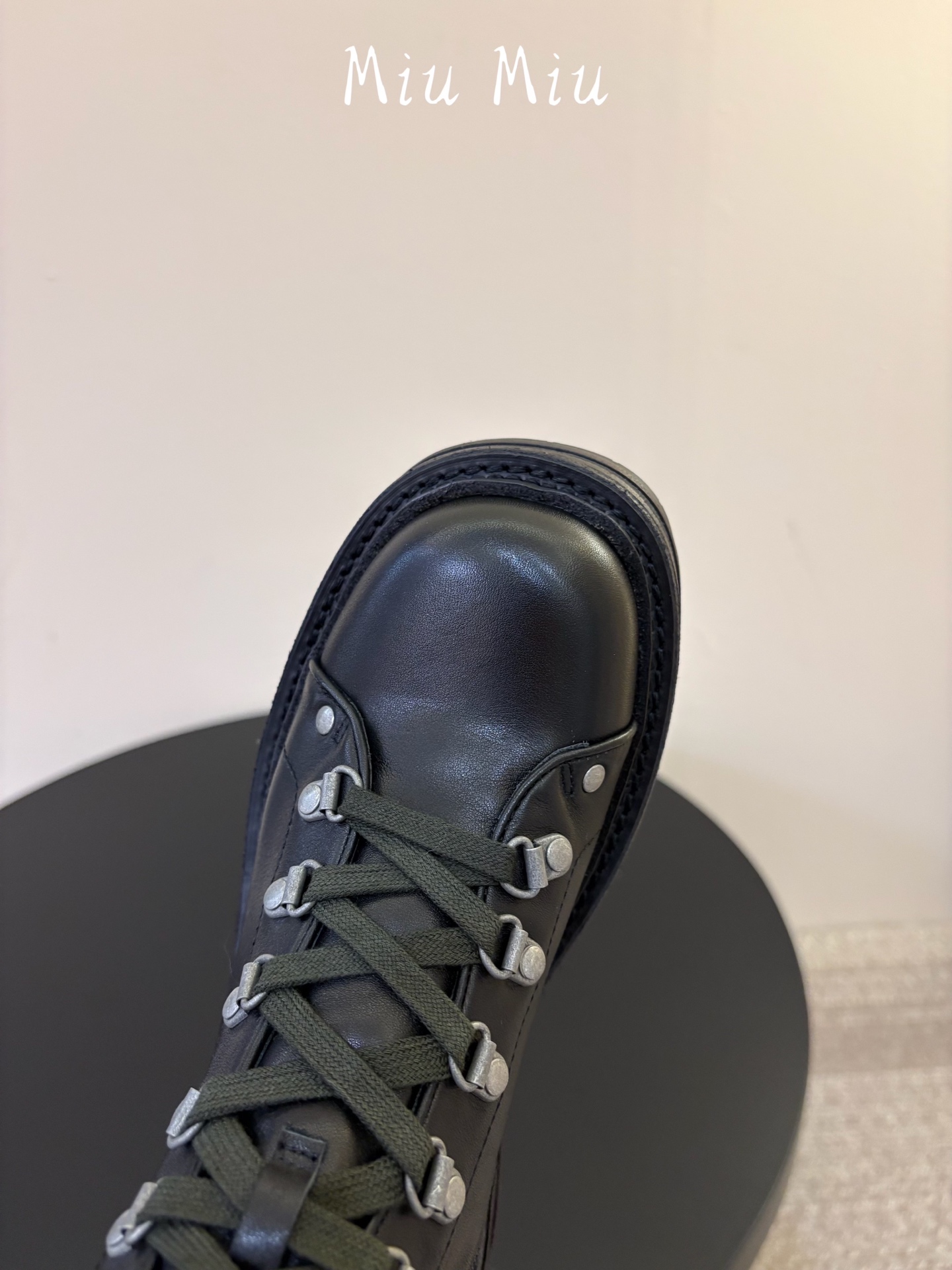 顶级 miumiu fw26 ne arrival～ miu家26秋冬短靴新品！款式是狠基础的短款机车靴，但是细节满满，