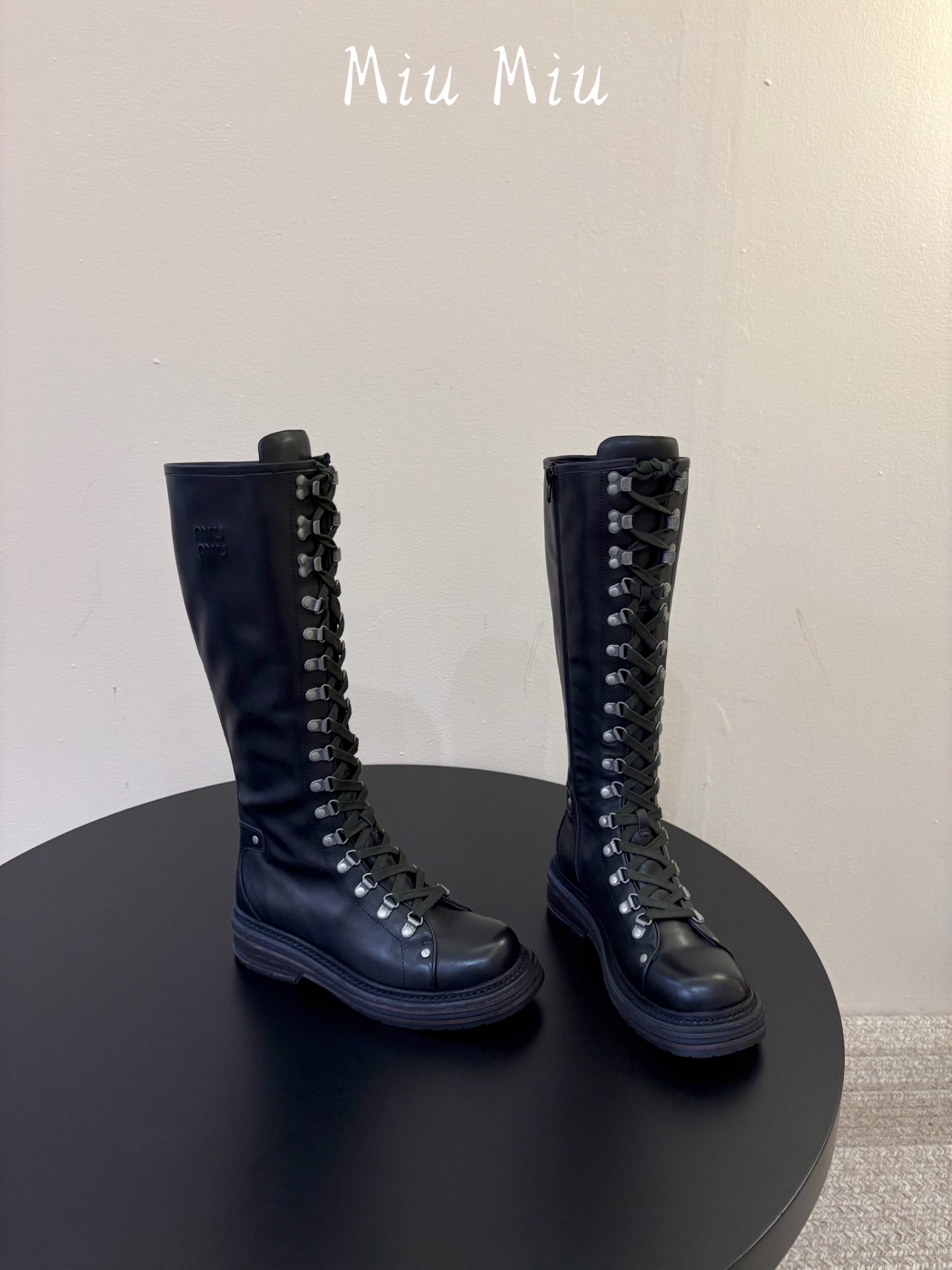 顶级 miumiu fw26 ne arrival～ miu家26秋冬短靴新品！款式是狠基础的短款机车靴，但是细节满满，