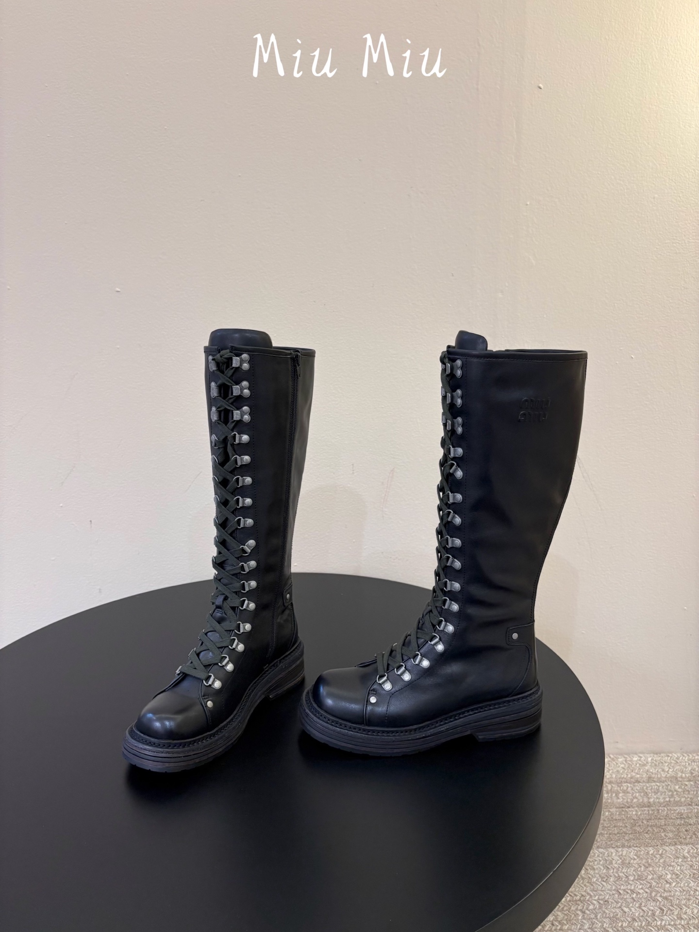 顶级 miumiu fw26 ne arrival～ miu家26秋冬短靴新品！款式是狠基础的短款机车靴，但是细节满满，