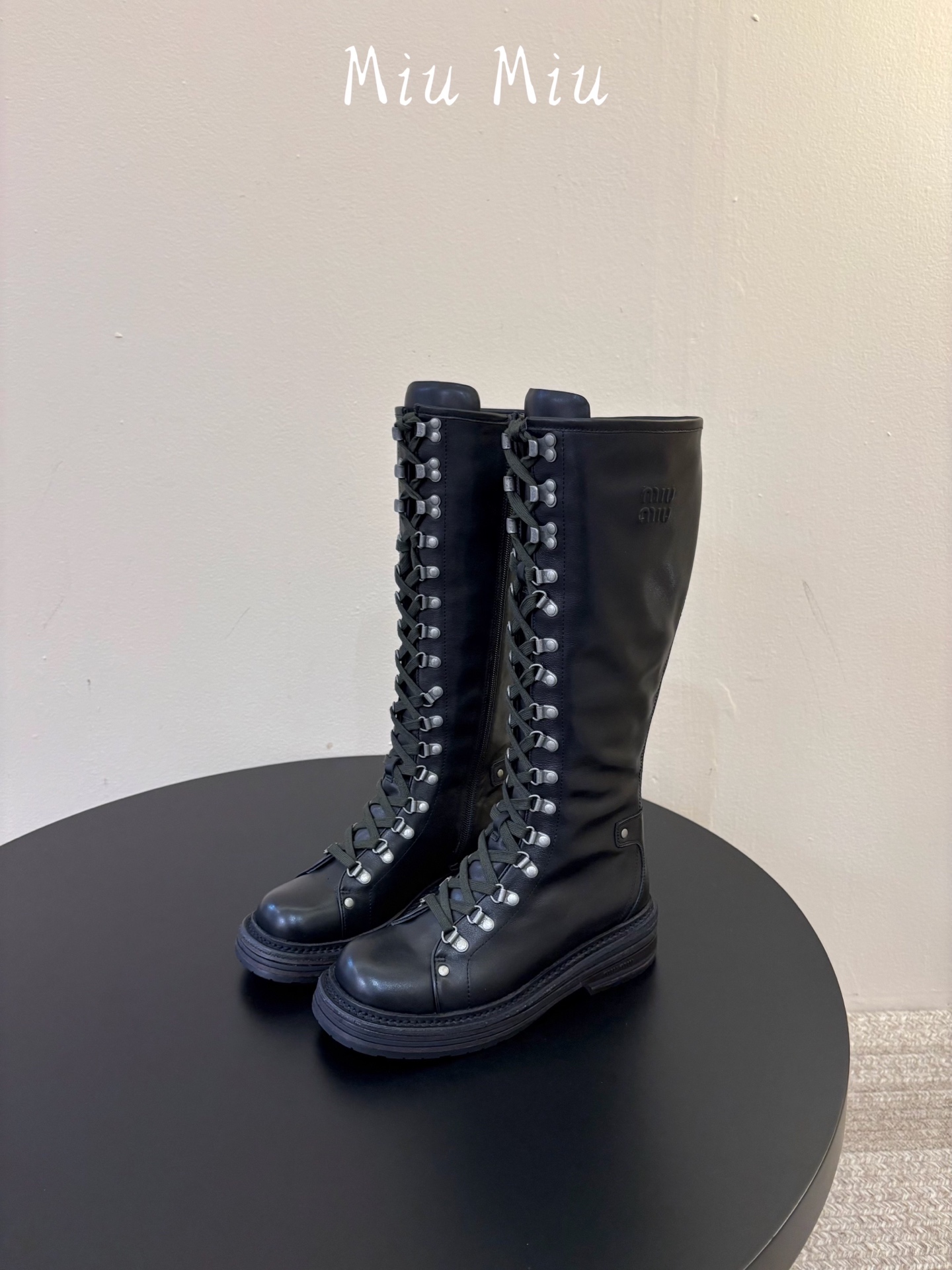 顶级 miumiu fw26 ne arrival～ miu家26秋冬短靴新品！款式是狠基础的短款机车靴，但是细节满满，
