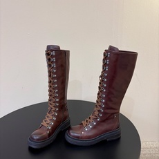 顶级 miumiu fw26 ne arrival~ miu家26秋冬短靴新品!款式是狠基础的短款机车靴,但是细节满满, 顶级 miumiu fw26 ne arrival~ miu家26秋冬短靴新品!款式是狠基础的短款机车靴,但是细节满满,