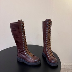 顶级 miumiu fw26 ne arrival~ miu家26秋冬短靴新品!款式是狠基础的短款机车靴,但是细节满满, 顶级 miumiu fw26 ne arrival~ miu家26秋冬短靴新品!款式是狠基础的短款机车靴,但是细节满满,