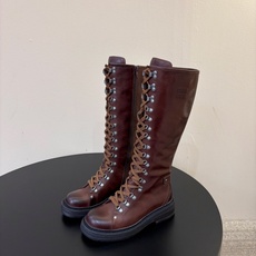 顶级 miumiu fw26 ne arrival~ miu家26秋冬短靴新品!款式是狠基础的短款机车靴,但是细节满满, 顶级 miumiu fw26 ne arrival~ miu家26秋冬短靴新品!款式是狠基础的短款机车靴,但是细节满满,