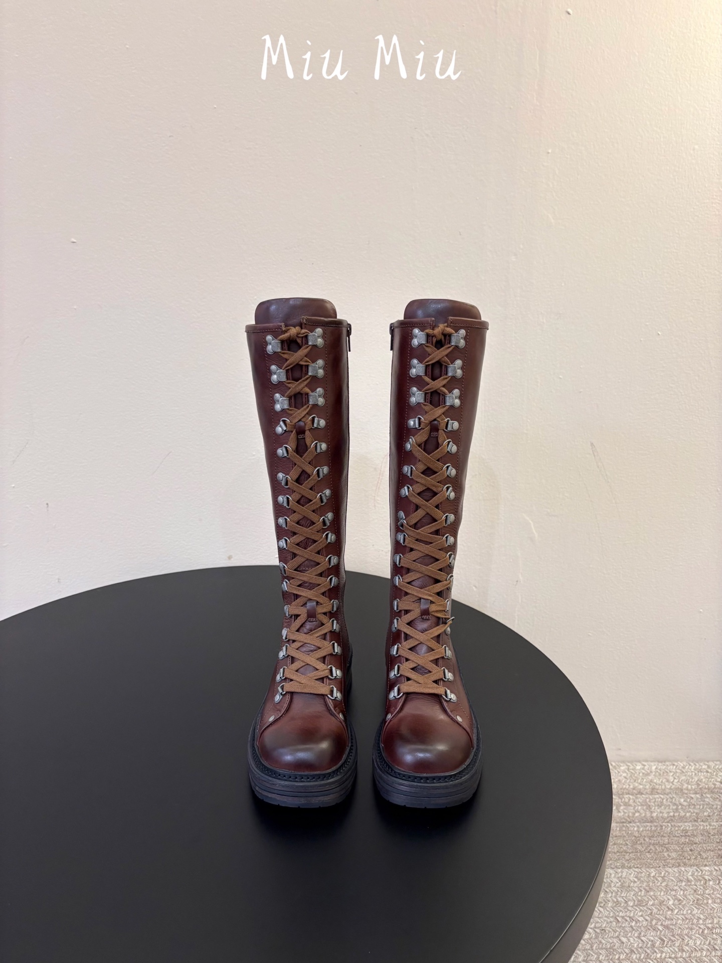 顶级 miumiu fw26 ne arrival～ miu家26秋冬短靴新品！款式是狠基础的短款机车靴，但是细节满满，