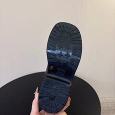 顶级 miumiu fw26 ne arrival~ miu家26秋冬短靴新品!款式是狠基础的短款机车靴,但是细节满满, 顶级 miumiu fw26 ne arrival~ miu家26秋冬短靴新品!款式是狠基础的短款机车靴,但是细节满满,