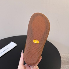 新款LEMAIRE皮毛一体羊毛靴,看着不起眼却越看越🈶️味,上脚真的好好看又酷又有型😎带点复古搭配也好看!整个鞋子非常软 新款LEMAIRE皮毛一体羊毛靴,看着不起眼却越看越🈶️味,上脚真的好好看又酷又有型😎带点复古搭配也好看!整个鞋子非常软