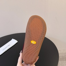 新款LEMAIRE皮毛一体羊毛靴,看着不起眼却越看越🈶️味,上脚真的好好看又酷又有型😎带点复古搭配也好看!整个鞋子非常软 新款LEMAIRE皮毛一体羊毛靴,看着不起眼却越看越🈶️味,上脚真的好好看又酷又有型😎带点复古搭配也好看!整个鞋子非常软