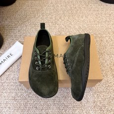 LEMAIRE新款运动休闲鞋 这双鞋的每一处细节都彰显着高级与时尚。 材质方面更是没得说,采用了顶级的面料,触感柔软舒适 LEMAIRE新款运动休闲鞋 这双鞋的每一处细节都彰显着高级与时尚。 材质方面更是没得说,采用了顶级的面料,触感柔软舒适