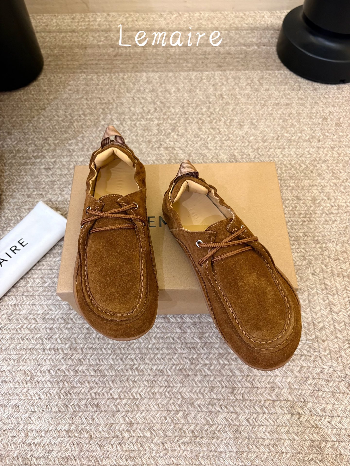 LEMAIRE新品中性复古简约乐福鞋绑带单鞋! 圆方头设计确保长时间穿着的舒适性,无论是搭配休闲装还是正式场合,它都能为 LEMAIRE新品中性复古简约乐福鞋绑带单鞋! 圆方头设计确保长时间穿着的舒适性,无论是搭配休闲装还是正式场合,它都能为