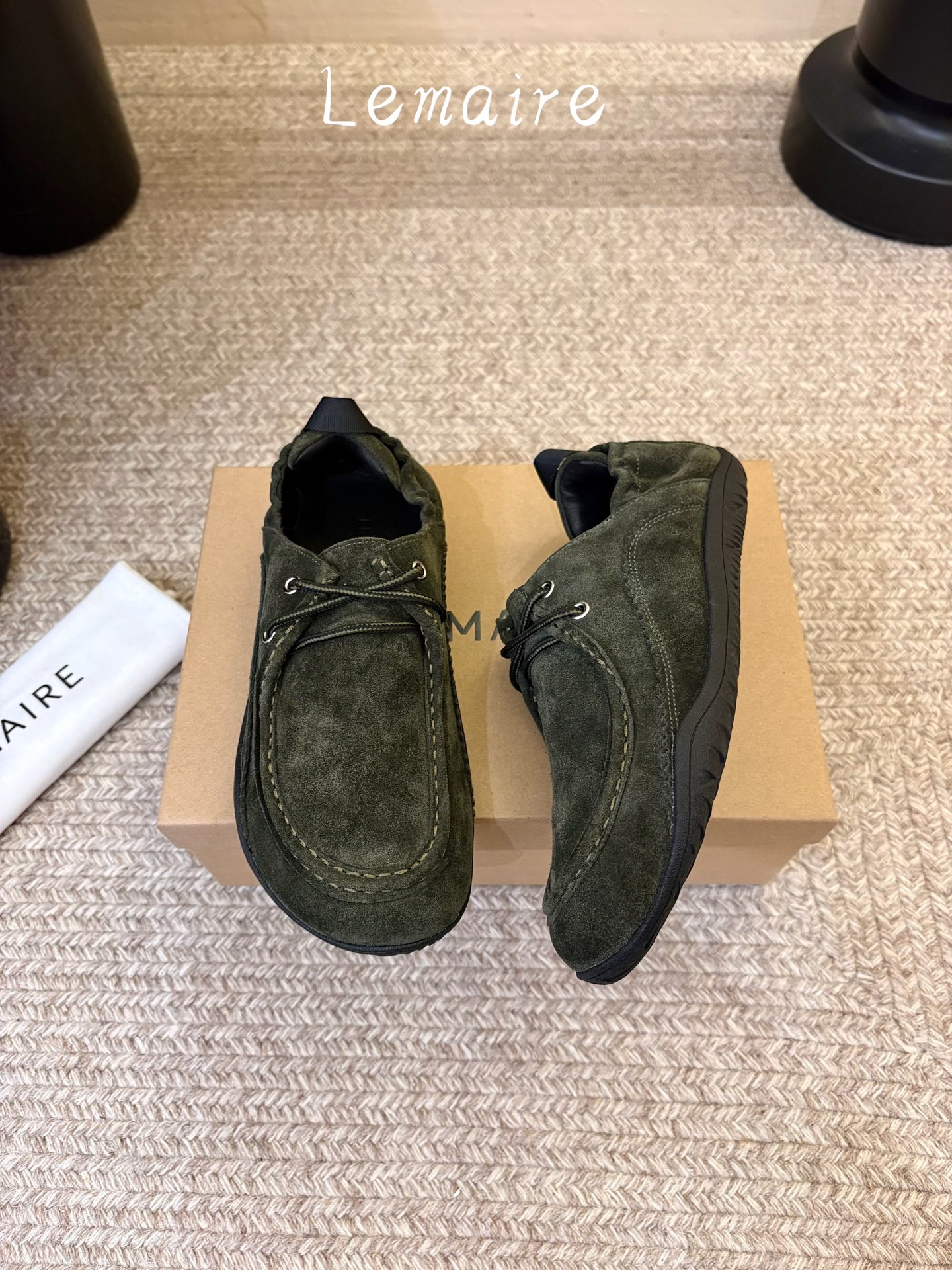 LEMAIRE新品中性复古简约乐福鞋绑带单鞋! 圆方头设计确保长时间穿着的舒适性,无论是搭配休闲装还是正式场合,它都能为 LEMAIRE新品中性复古简约乐福鞋绑带单鞋! 圆方头设计确保长时间穿着的舒适性,无论是搭配休闲装还是正式场合,它都能为