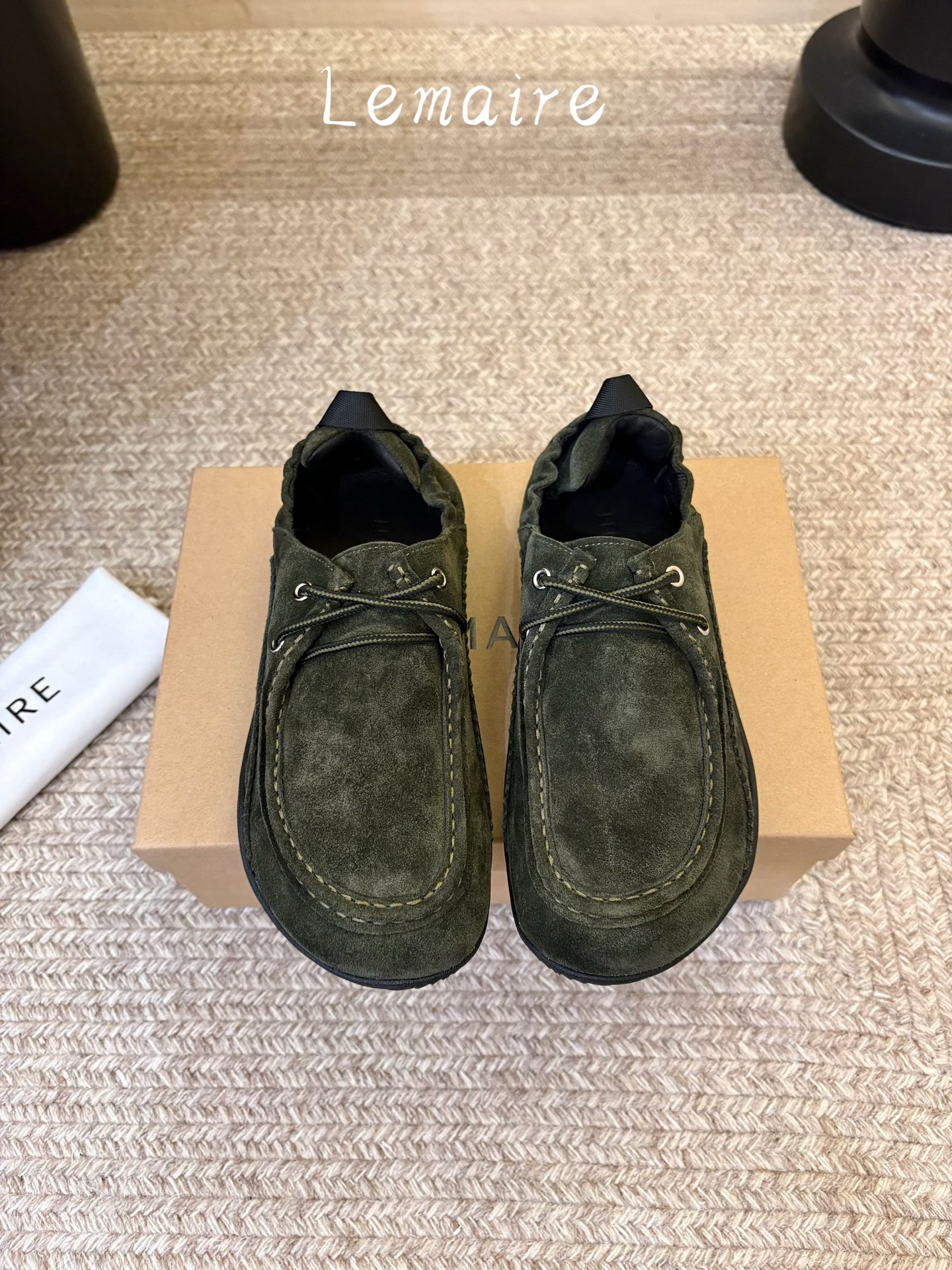 LEMAIRE新品中性复古简约乐福鞋绑带单鞋！ 圆方头设计确保长时间穿着的舒适性，无论是搭配休闲装还是正式场合，它都能为