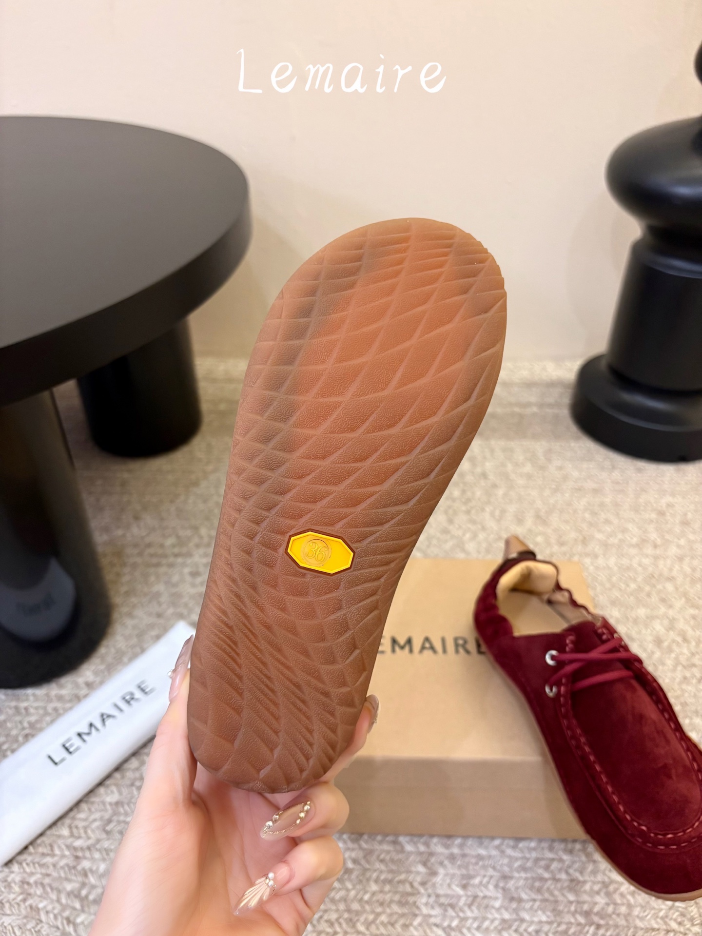 LEMAIRE新品中性复古简约乐福鞋绑带单鞋！ 圆方头设计确保长时间穿着的舒适性，无论是搭配休闲装还是正式场合，它都能为