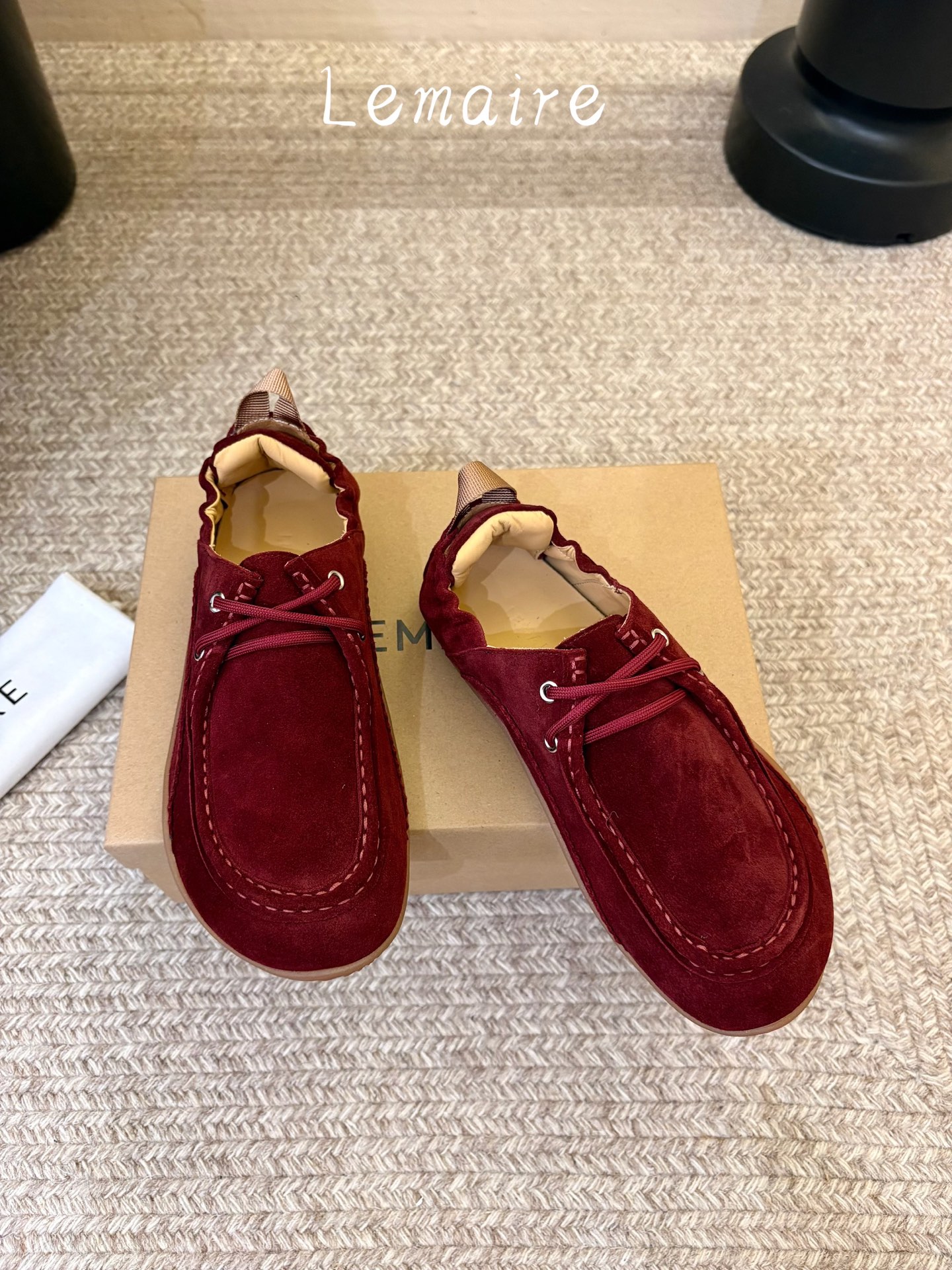 LEMAIRE新品中性复古简约乐福鞋绑带单鞋！ 圆方头设计确保长时间穿着的舒适性，无论是搭配休闲装还是正式场合，它都能为