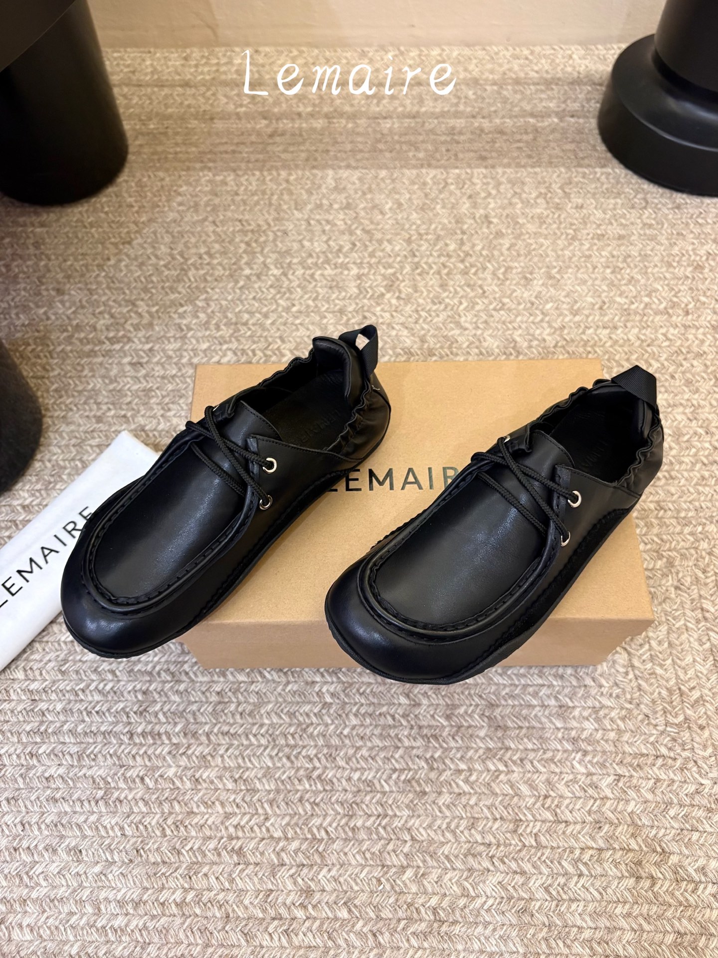 LEMAIRE新品中性复古简约乐福鞋绑带单鞋! 圆方头设计确保长时间穿着的舒适性,无论是搭配休闲装还是正式场合,它都能为 LEMAIRE新品中性复古简约乐福鞋绑带单鞋! 圆方头设计确保长时间穿着的舒适性,无论是搭配休闲装还是正式场合,它都能为
