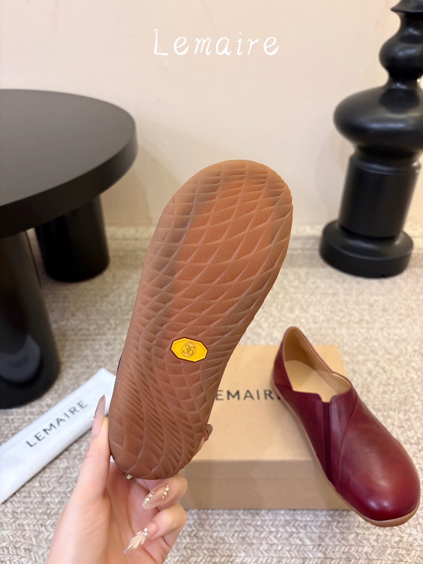 新款LEMAIRE圆头单鞋第一眼看到这个鞋子就爱上了，带点复古味随意搭配都好看！穿起来又酷又潮，各大网红博主都在穿它，整